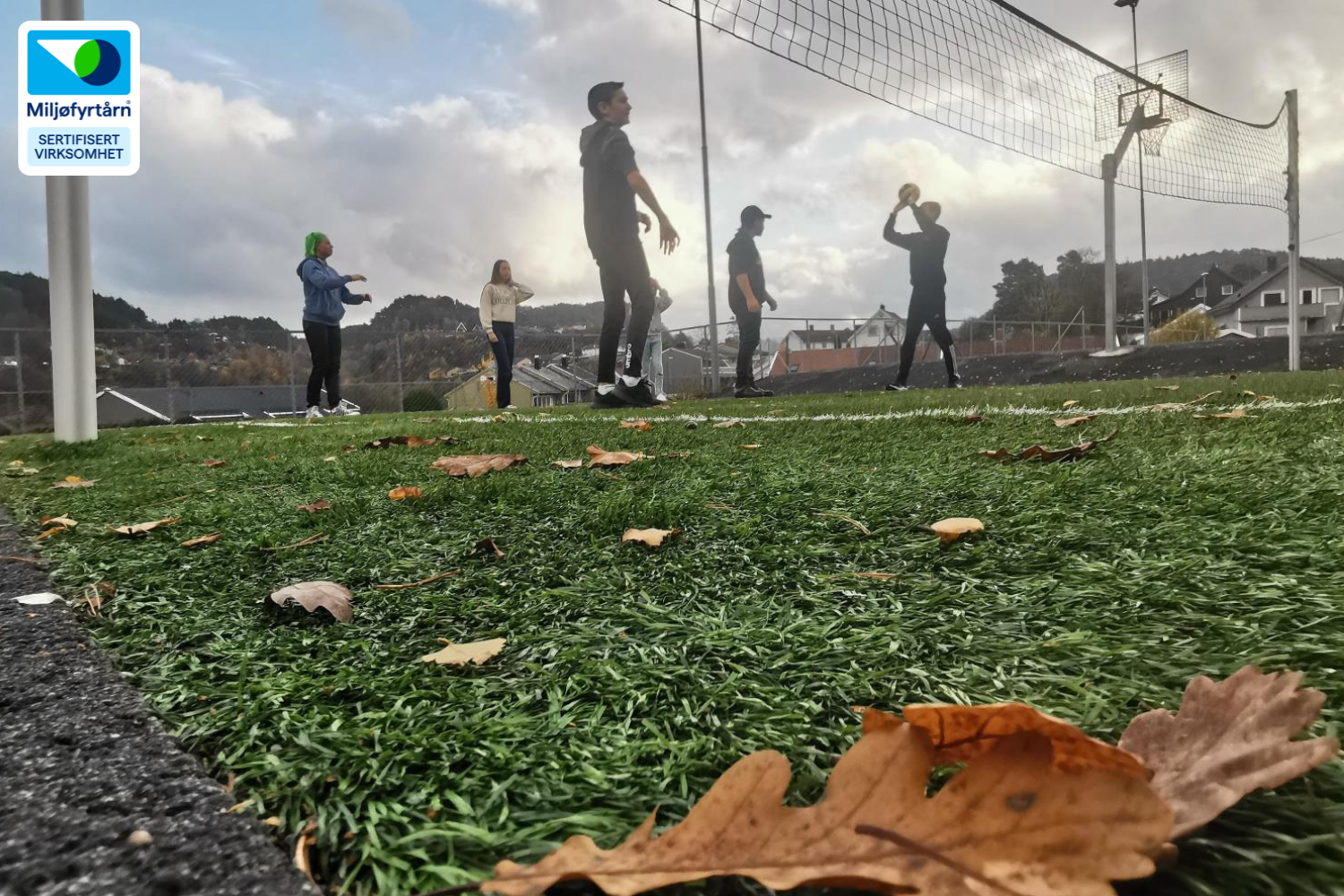 Ungdommer spiller volleyball