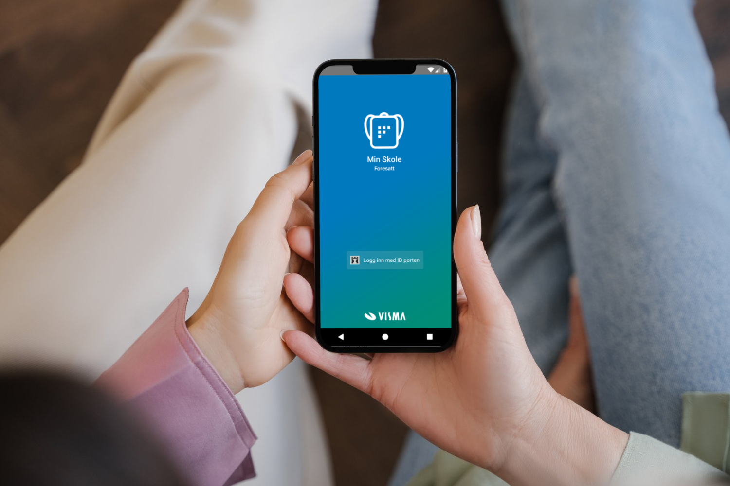 Mockup av appen i bruk på en telefon.